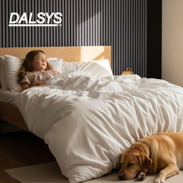 Dalsys Logo. Schlafzimmer mit Akustikpaneelen an der Wand, schlafendem Kind im Bett und Hund auf dem Boden.
