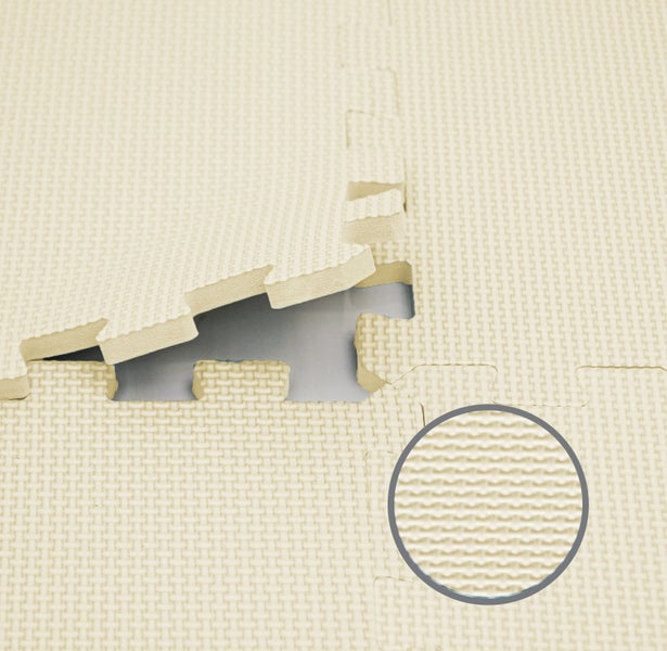 Ineinandergreifende Bodenschutzmatte aus Schaumstoff mit Puzzlekanten und strukturierter Oberfläche zur Ansicht von Dicke und Verbindung.