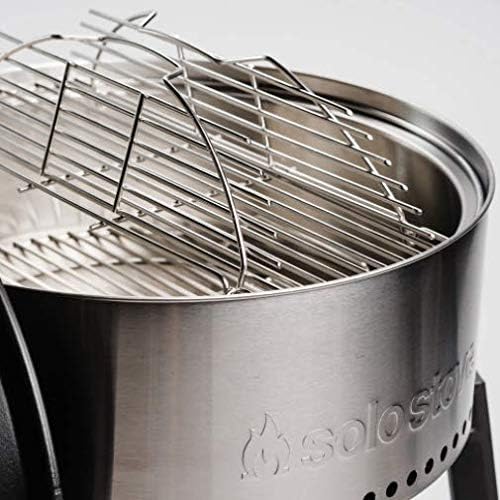 Solo Stove Grill aus Edelstahl mit klappbarem Grillrost und Solo Stove Logo.