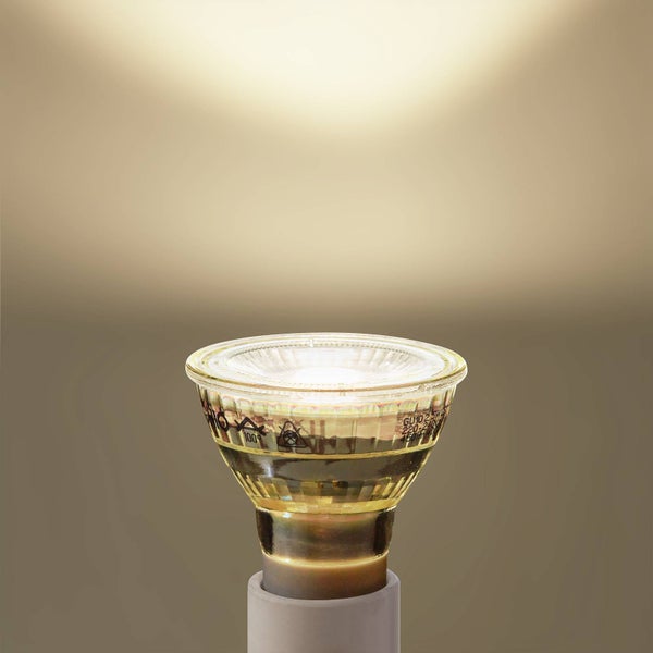 Eingeschaltetes LED Leuchtmittel mit GU10 Sockel und Reflektor.