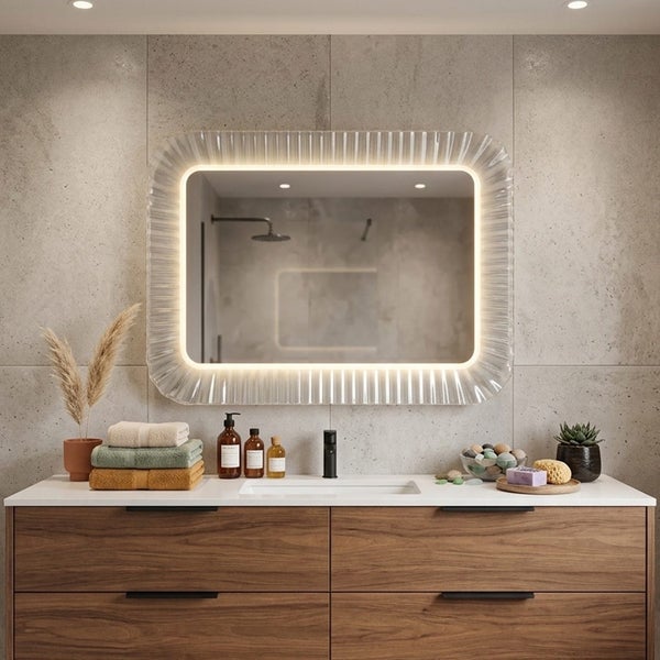 Modernes Badezimmer mit LED-Spiegel, Holz-Waschtischunterschrank, weißem Waschbecken und schwarzen Armaturen vor grauen Steinfliesen.