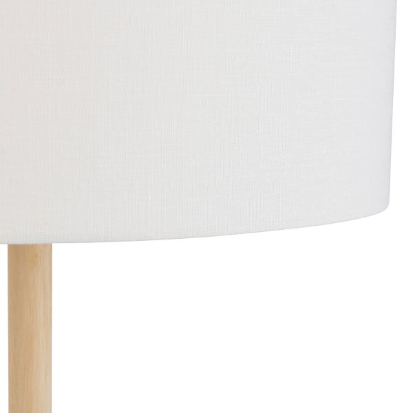 Lampenschirm in Zylinderform aus Stoff mit hellem Holzständer
