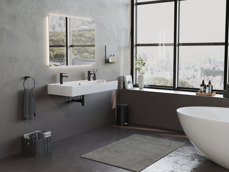 Modernes Badezimmer mit Waschbecken, Spiegel, Badewanne und Fenster mit Stadtblick
