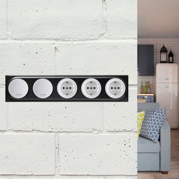 Fünffach Steckdosenleiste mit Schaltern in modernem Design für die Wandmontage in einem Wohnbereich