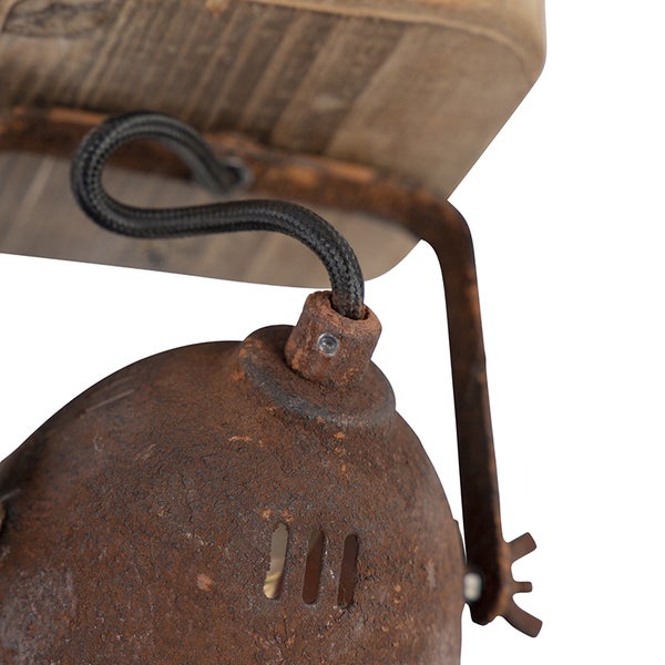 Detailaufnahme einer rostfarbenen Wandleuchte mit Holzelement