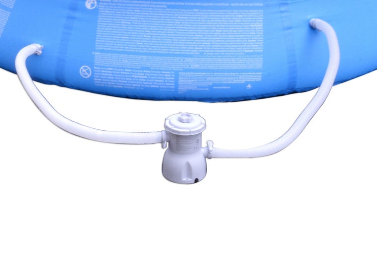 Detailansicht eines blauen Pools mit Ablassventil auf einer Rasenfläche.