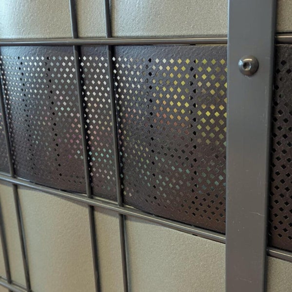 Detailansicht eines Metallregals mit perforierter Rückwand.