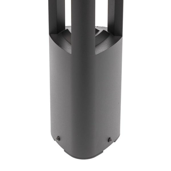 Detailansicht des Sockels einer anthrazitfarbenen Außenleuchte aus Metall mit sichtbaren Befestigungsschrauben.