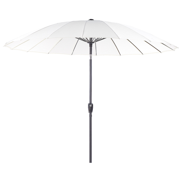 Weißer runder Sonnenschirm mit dunklem Metallmast und Kurbel zur Bedienung.