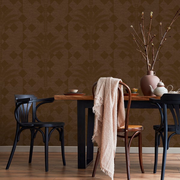 Vliestapete mit geometrischem Rauten- und Palmenmuster im Esszimmer mit Holztisch und schwarzen Stühlen.