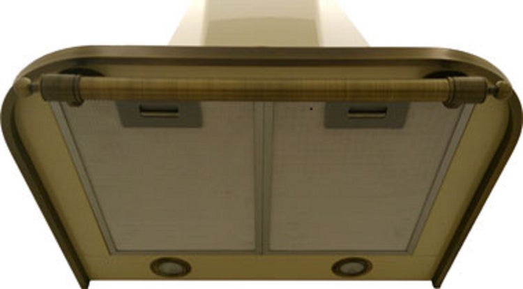 Cremefarbene Dunstabzugshaube im Landhausstil mit bronzefarbener Relingstange, zwei Metallfettfiltern und integrierter Beleuchtung.