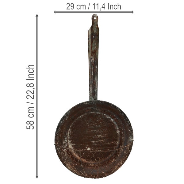 Wanddekoration in Form einer rustikalen Pfanne aus Metall in Rost-Optik mit Drahtkorb, Höhe 58 Zentimeter, Breite 29 Zentimeter.