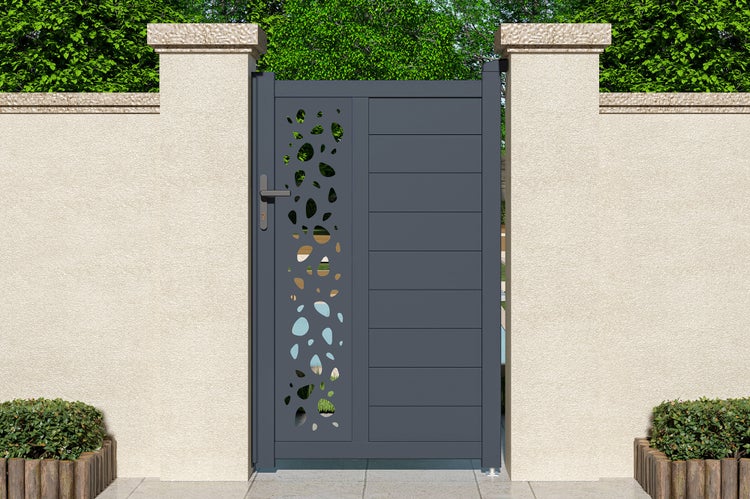 Gartentür aus Aluminium in Anthrazit mit horizontalen Lamellen und organischem Ausschnittmuster, montiert zwischen zwei hellen Mauerpfeilern.