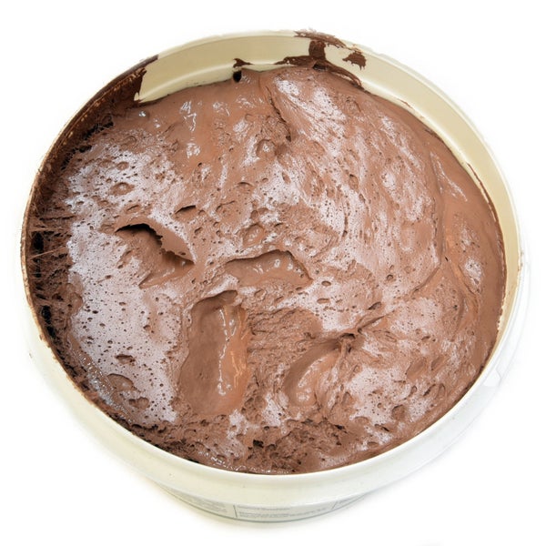 Eimer mit braunem Füllstoff