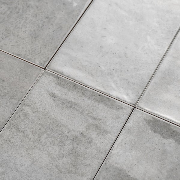 Quadratische Wandfliesen mit Betonoptik in einer strukturierten Oberfläche für den Innenbereich