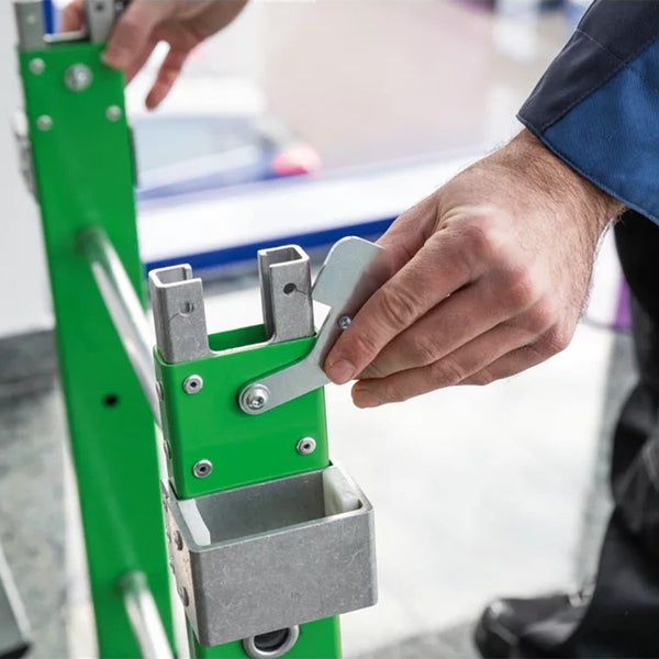 Detailaufnahme einer Leiter mit Sicherheitsvorrichtung für den sicheren Stand