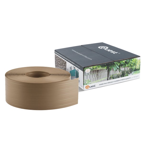 Quest Hart-PVC Sichtschutzstreifen für Gittermattenzäune, Rolle in Beige mit Verpackung.