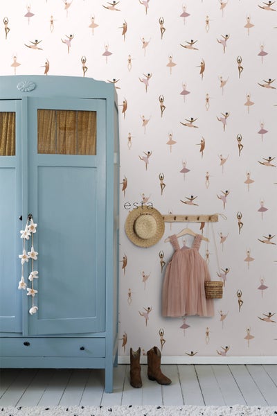 Kinderzimmer mit Schrank und Tapete mit Ballettmotiven
