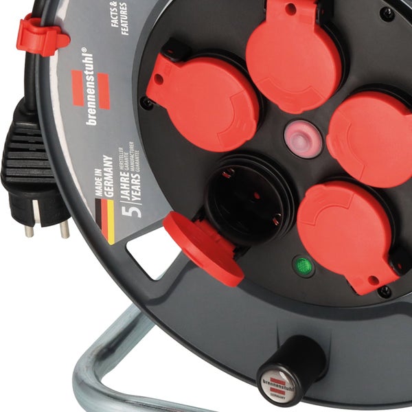 Kabeltrommel mit vier Steckdosen und Brennenstuhl Logo