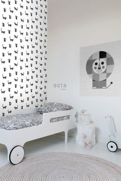 Kinderzimmer mit Bett, Katzentapete, Löwenbild und rundem Teppich