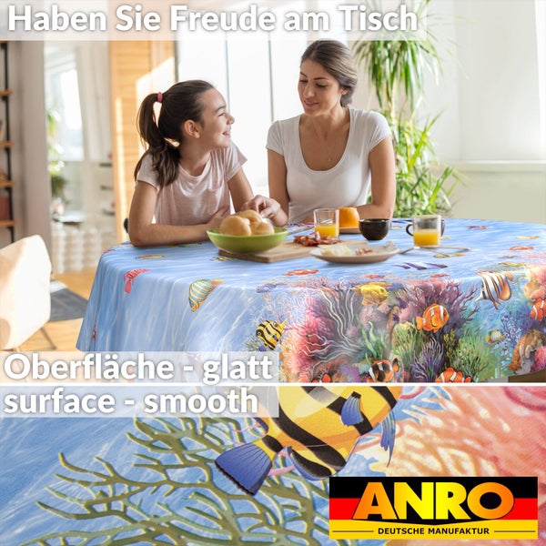 Runde Tischdecke mit Unterwassermotiv aus Fischen und Korallen auf glatter Oberfläche. ANRO Logo. Helle Szene mit Mutter und Kind am Tisch.