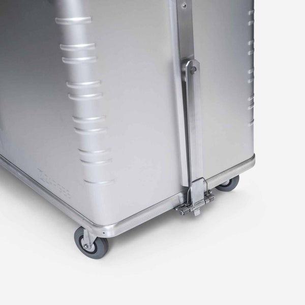 Nahaufnahme einer Transportkiste aus Aluminium mit Lenkrollen und Metallverschluss.