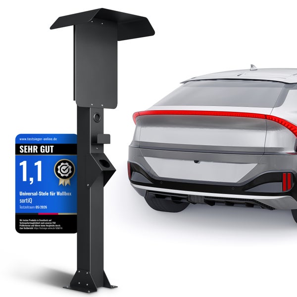 Schwarze Universal-Stele für Wallboxen mit Wetterschutzdach neben einem Auto. Inklusive Auszeichnung Testurteil Sehr Gut.