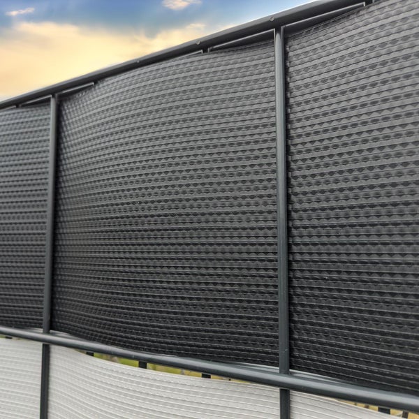 Sichtschutzzaun aus Kunststoff mit Metallrahmen