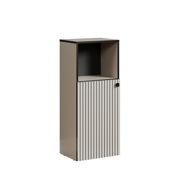 Ein moderner Badschrank mit einem offenen Fach oben und einer Tür mit vertikalem Lamellenmuster unten.