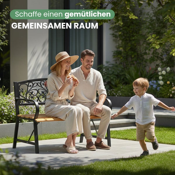 Familie auf einer Gartenbank aus Metall und Holz auf einer hellen Terrasse im Garten mit Rasenfläche.