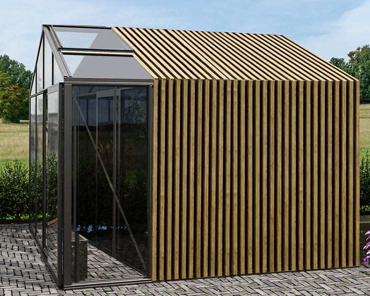Modernes Gewächshaus mit dunklem Aluminiumrahmen, Glaswänden und vertikalen Holzlatten auf gepflastertem Boden.