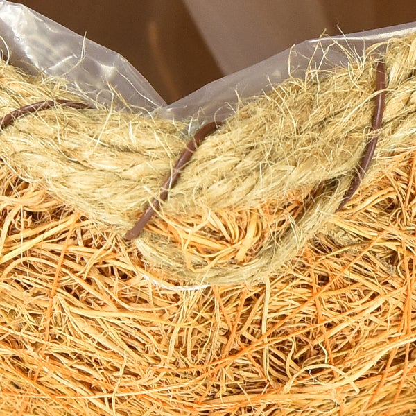 Nahaufnahme von Pflanzsubstrat aus natürlichen Fasern.