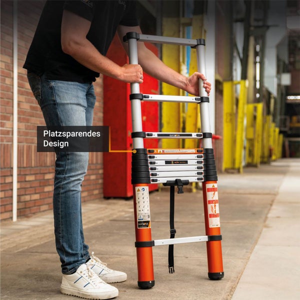 Eine Person hält eine platzsparende, zusammengeschobene Teleskopleiter aus Aluminium mit orangefarbenen Standfüßen.