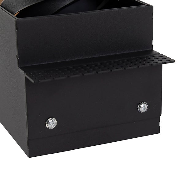 Schwarze Metallhalterung mit perforierter Kante und zwei silbernen Schrauben.