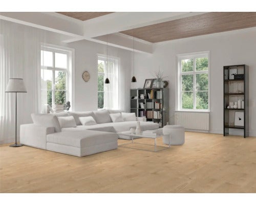 Helles Wohnzimmer mit offener Küche, Treppe und Holzboden.