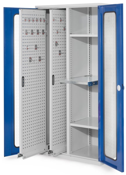 Werkzeugschrank aus Metall mit blauen Türen, zwei vertikalen Auszugswänden inklusive Werkzeughaken, Fachböden und Sichtfenstern.