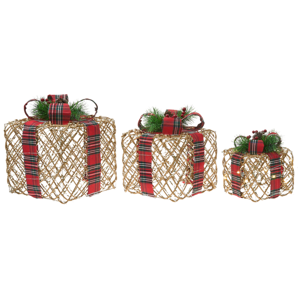 Dreiteiliges Set dekorative LED-Geschenkboxen aus goldenem Geflecht mit rot-karierten Schleifen, Tannenzweigen und Zapfen.