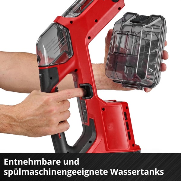 Ein Mensch entfernt einen Wassertank aus einem Akku Reinigungsgerät, der für die Spülmaschine geeignet ist.