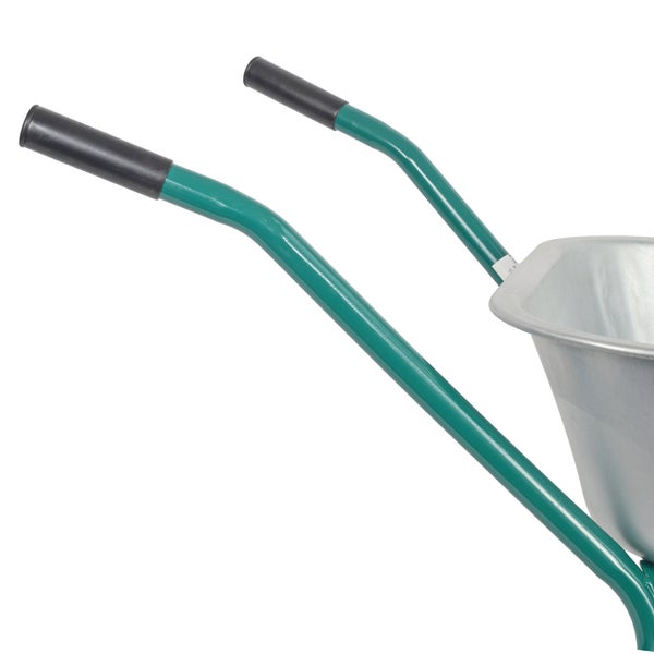 Detailansicht einer Schubkarre mit Metallwanne und Griffen