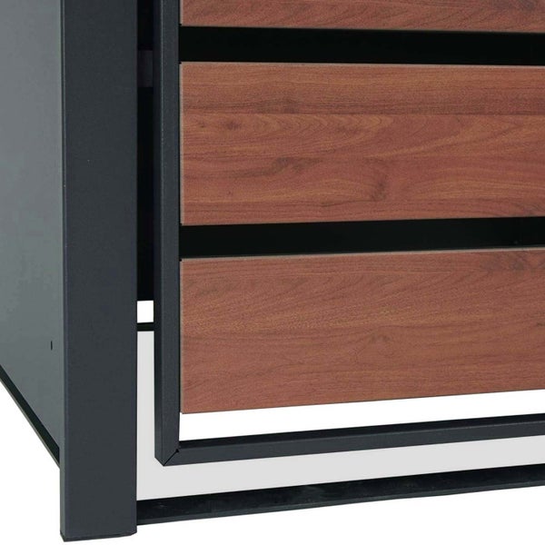 Detailansicht eines Möbelstücks mit Holzverkleidung und Metallrahmen