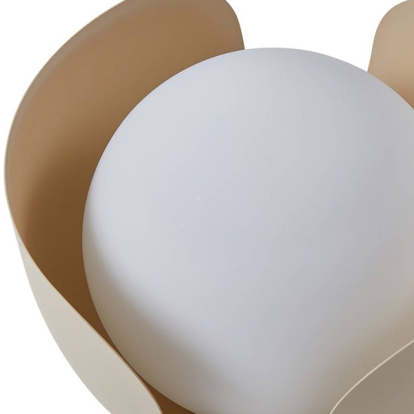 Nahaufnahme einer modernen Leuchte mit runder Glaskugel aus Mattglas und gebogenen blütenblattähnlichen Elementen.