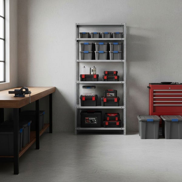 Organisierte Werkstatt mit Metallregal, Holzwerkbank mit Schraubstock und rotem Werkzeugwagen sowie diversen Aufbewahrungsboxen.