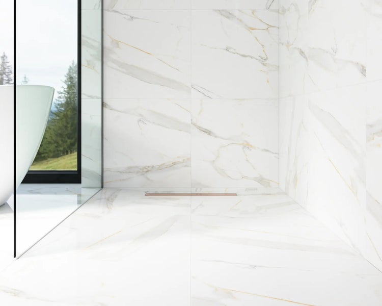 Heller Duschbereich mit Marmorfliesen und linearem Bodenablauf