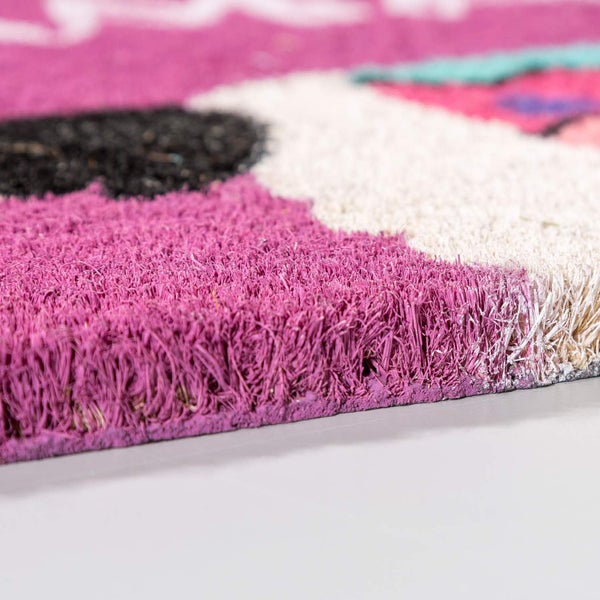 Detailansicht einer Fußmatte mit Muster und Textiloberfläche.