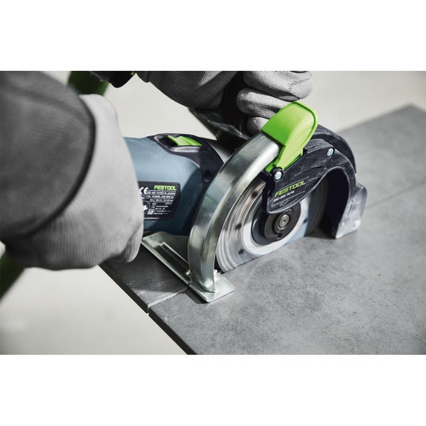 Festool Freihand-Trennsystem DSC-AGC 18 FH beim Schneiden einer Fliese mit Absaughaube.