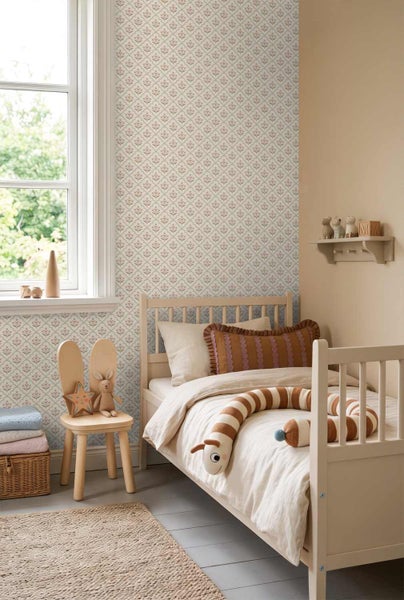 Hell gestaltetes Kinderzimmer mit Holzbett, Stuhl mit Hasenohren-Rückenlehne und floral gemusterter Tapete an der Wand.