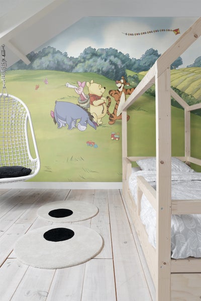 Kinderzimmer mit Winnie Puuh Tapete, Himmelbett und Hängesessel