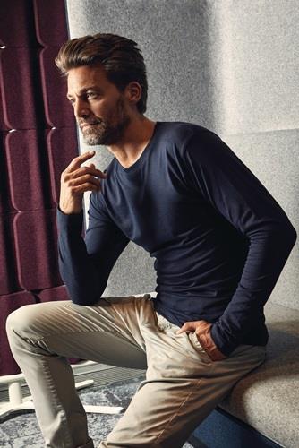 Mann mit langärmligem Hemd und Hose