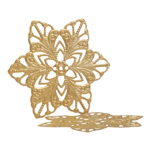 Goldfarbene Metallornamente in Blumenform zur Dekoration.