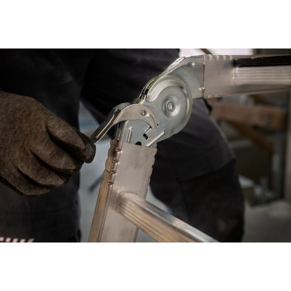 Detailaufnahme einer Gelenkverbindung an einer Mehrzweckleiter, bedient mit einer Hand mit Handschuh.